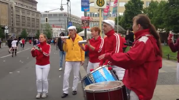 Berlín Alemania Abril 2014 Banda Toca Batería Durante Maratón Berlín — Vídeo de stock