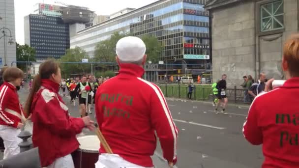 Berlín Německo Duben 2014 Band Plays Drums Berlin Marathon — Stock video