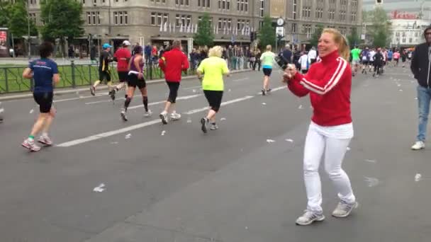 Berlin Almanya Nisan 2014 Grup Berlin Maratonu Sırasında Davul Çalıyor — Stok video
