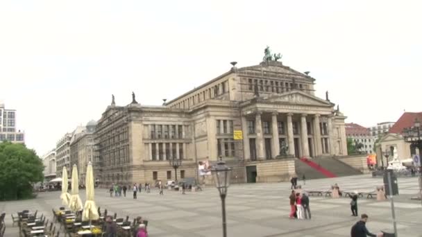 2014年4月 ドイツ ベルリンのゲンダルムマーク広場とベルリン コンサートホールやフランス ドイツ教会などの建築アンサンブルの会場 — ストック動画