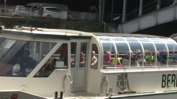 德国柏林 2014年4月 柏林斯普雷河 Spree River 上的观光船 游客在柏林的景点附近吐痰 — 图库视频影像