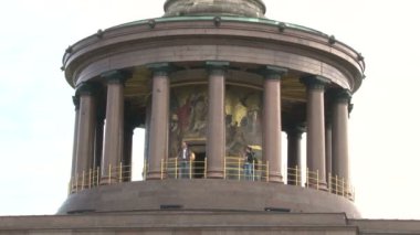 Berlin, Almanya - Nisan 2014 - Büyük Yıldız Meydanı 'ndaki Berlin Zafer Sütununda Turistler