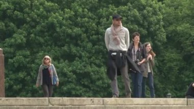 Berlin, Almanya - Nisan 2014 - Büyük Yıldız Meydanı 'ndaki Berlin Zafer Sütununda Turistler