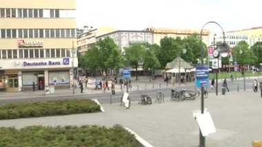 Berlin, Almanya - Nisan 2014 - Berlin 'deki arabalardan binalara, sokaklara, parklara, insanlara ve arabalara 