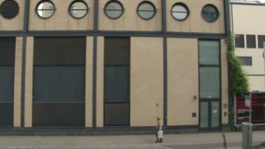 Berlin, Almanya - Nisan 2014 - Berlin 'deki arabalardan binalara, sokaklara, parklara, insanlara ve arabalara 