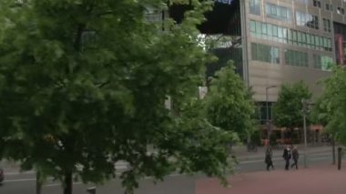 Berlin, Almanya - Nisan 2014 - Berlin 'deki arabalardan binalara, sokaklara, parklara, insanlara ve arabalara 