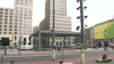 Berlin, Almanya - Nisan 2014 - Berlin 'deki arabalardan binalara, sokaklara, parklara, insanlara ve arabalara 