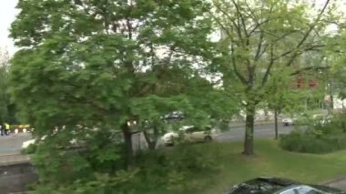 Berlin, Almanya - Nisan 2014 - Berlin 'deki arabalardan binalara, sokaklara, parklara, insanlara ve arabalara 