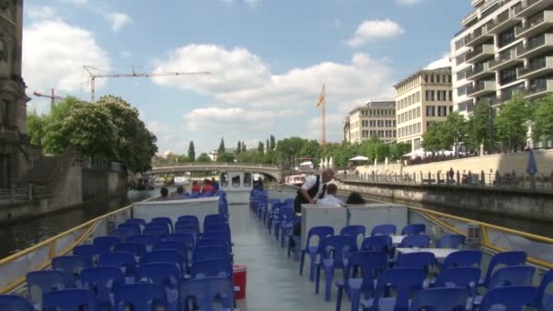 Berlín Alemania Abril 2014 Turista Barcos Excursión Río Spree Berlín — Vídeo de stock
