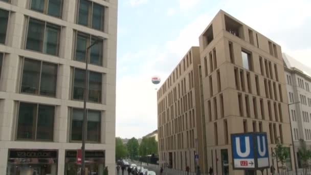 Berlin Germany April 2014 View Car Buildings Streets Parks People — Stock Video