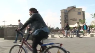 Berlin, Almanya - Nisan 2014 - Berlin 'deki arabalardan binalara, sokaklara, parklara, insanlara ve arabalara 