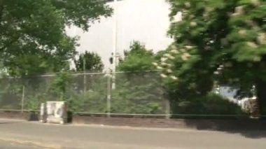 Berlin, Almanya - Nisan 2014 - Berlin 'deki arabalardan binalara, sokaklara, parklara, insanlara ve arabalara 