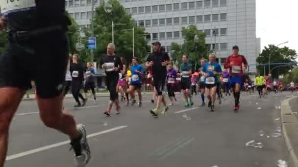 Berlin April 2014 Frauen Und Männer Unterschiedlichen Alters Laufen Beim — Stockvideo