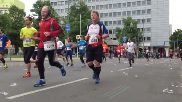 Berlín Německo Duben 2014 Ženy Muži Různého Věku Běží Berlínském — Stock video