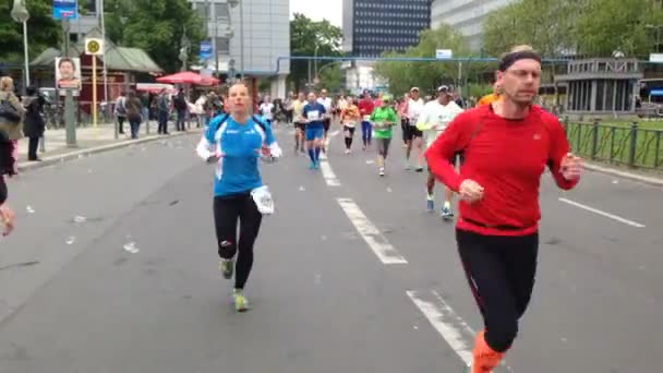 Berlino Germania Aprile 2014 Donne Uomini Diverse Età Corrono Nella — Video Stock