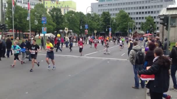 Berlin Almanya Nisan 2014 Farklı Yaşlardaki Kadın Erkekler Berlin Maratonunda — Stok video