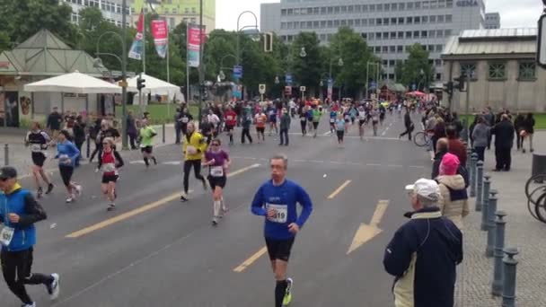 Berlin Almanya Nisan 2014 Farklı Yaşlardaki Kadın Erkekler Berlin Maratonunda — Stok video