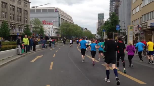 Βερολίνο Γερμανία Απρίλιος 2014 Γυναίκες Και Άνδρες Διαφόρων Ηλικιών Τρέχουν — Αρχείο Βίντεο