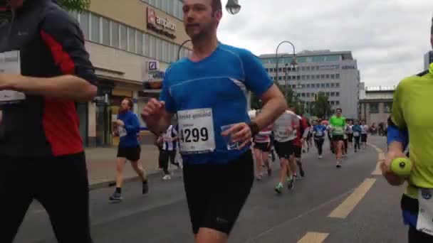 Berlim Alemanha Abril 2014 Mulheres Homens Diferentes Idades Correm Maratona — Vídeo de Stock