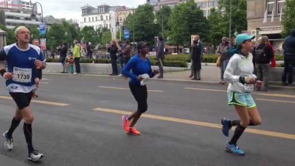 Berlín Alemania Abril 2014 Mujeres Hombres Diferentes Edades Corren Maratón — Vídeos de Stock