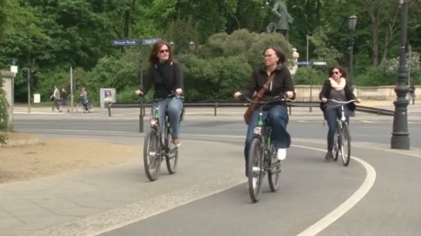 Berlín Alemania Abril 2014 Mujeres Hombres Andan Bicicleta Berlín Carril — Vídeo de stock