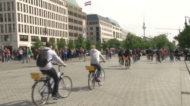 Berlín Alemania Abril 2014 Mujeres Hombres Andan Bicicleta Berlín Carril — Vídeo de stock