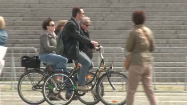 Berlijn Duitsland April 2014 Vrouwen Mannen Fietsen Berlijn Een Fietspad — Stockvideo