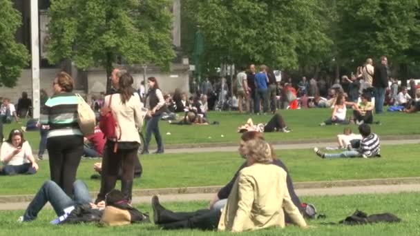 Berlin Deutschland April 2014 Frauen Männer Mädchen Jungen Entspannen Sie — Stockvideo