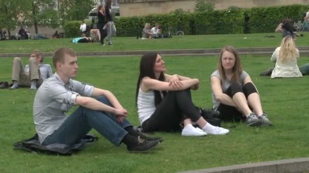 Berlijn Duitsland April 2014 Vrouwen Mannen Meisje Jongen Relax Het — Stockvideo