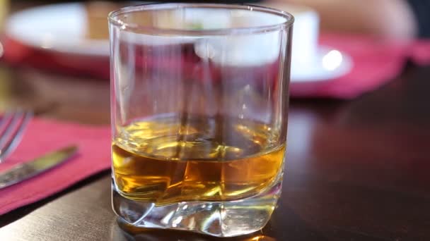 Hombre Toma Vaso Whisky Mesa Primer Plano Poca Profundidad Campo — Vídeos de Stock