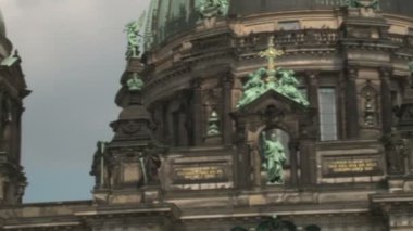 Berlin 'deki Müze Adası' ndaki Berlin Katedrali 'nin inşasında haçlar, heykeller ve bas-rölyefler