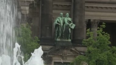 Berlin 'deki Müze Adası' ndaki Berlin Katedrali 'nin inşasında haçlar, heykeller ve bas-rölyefler