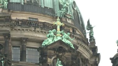 Berlin 'deki Müze Adası' ndaki Berlin Katedrali 'nin inşasında haçlar, heykeller ve bas-rölyefler