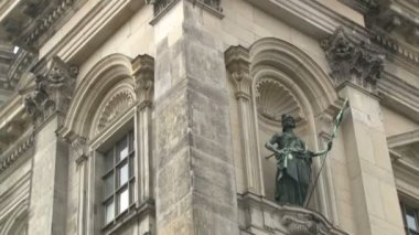 Berlin 'deki Müze Adası' ndaki Berlin Katedrali 'nin inşasında haçlar, heykeller ve bas-rölyefler