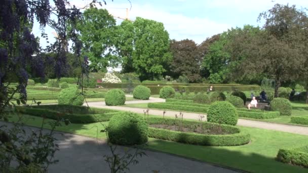 Krásný Park Berlíně Keři Stromy Květinami Lidé Chodí Odpočívat Lavičce — Stock video