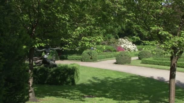 베를린의 아름다운 공원에 꽃들이 있습니다 벤치와 잔디밭에 앉아서 사람들 — 비디오