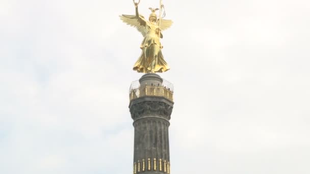 Berlin Victory Column Gyllene Staty Kvinna — Stockvideo
