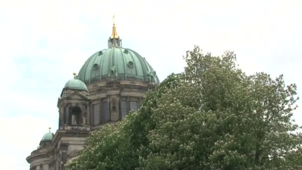 Budova Berlínské Katedrály Muzejním Ostrově Berlíně Pohled Řeky — Stock video