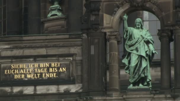 Kříže Sochy Basreliéfy Budově Berlínské Katedrály Muzejním Ostrově Berlíně — Stock video