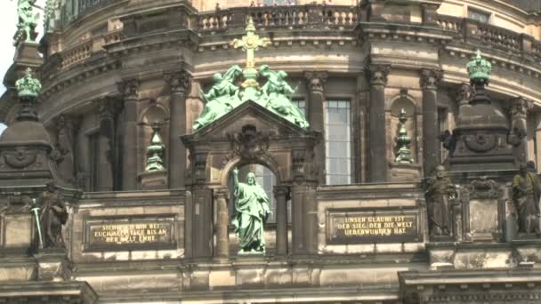 Кресты Статуи Барельефы Здании Берлинского Собора Музейном Острове Берлине — стоковое видео