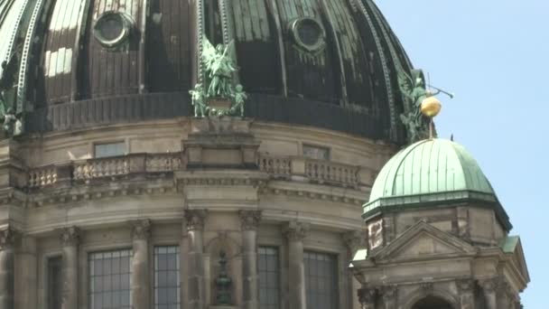 Cruzes Estátuas Baixos Relevos Edifício Catedral Berlim Ilha Dos Museus — Vídeo de Stock