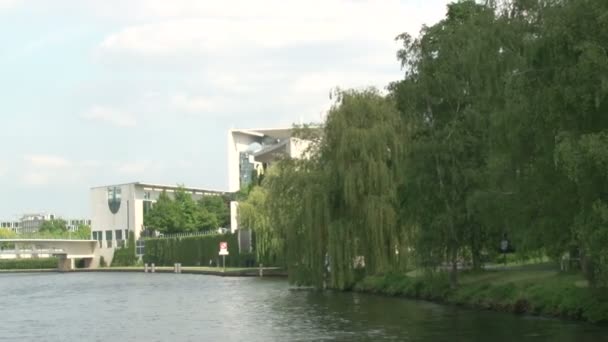 Panorama Budovy Německé Kancléřství Turistické Říční Tramvaje — Stock video