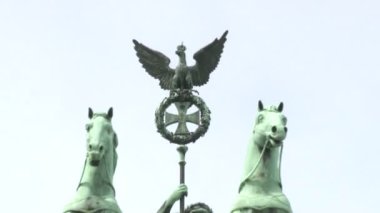 Almanya, Berlin 'deki Brandenburg Kapısı' nda heykeller ve bas-rölyefler