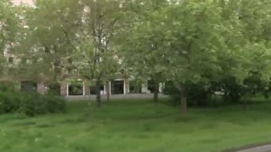 Berlin 'deki arabalardan binalara, sokaklara, parklara, insanlara ve arabalara