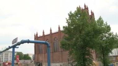 Berlin 'deki arabalardan binalara, sokaklara, parklara, insanlara ve arabalara