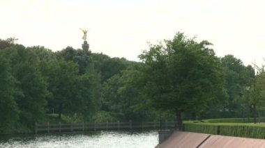 Berlin Zafer Sütunu için nehirden manzara, Altın bir kadın heykeli