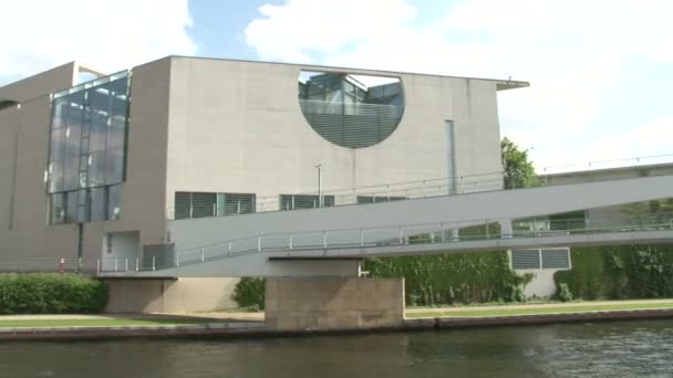 德国总理府大楼全景从观光河船缆车 — 图库视频影像