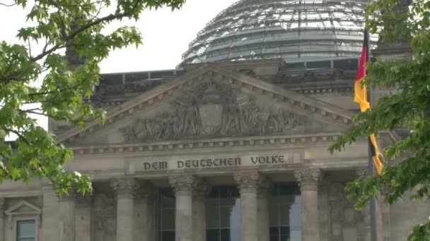 ベルリンのライヒシュタック建築の彫像 バスレリーフ 建物のドイツ国旗 屋根のガラスドーム — ストック動画