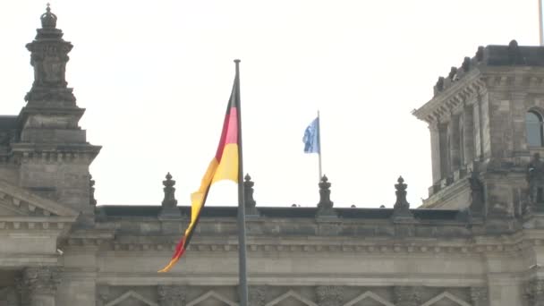 Estatuas Esculturas Piedra Bajorrelieves Edificio Del Reichstag Berlín Banderas Alemanas — Vídeo de stock