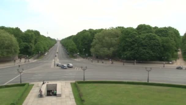 ベルリンのティアガーデン公園 グレートスター広場 自転車 通りの人々 — ストック動画